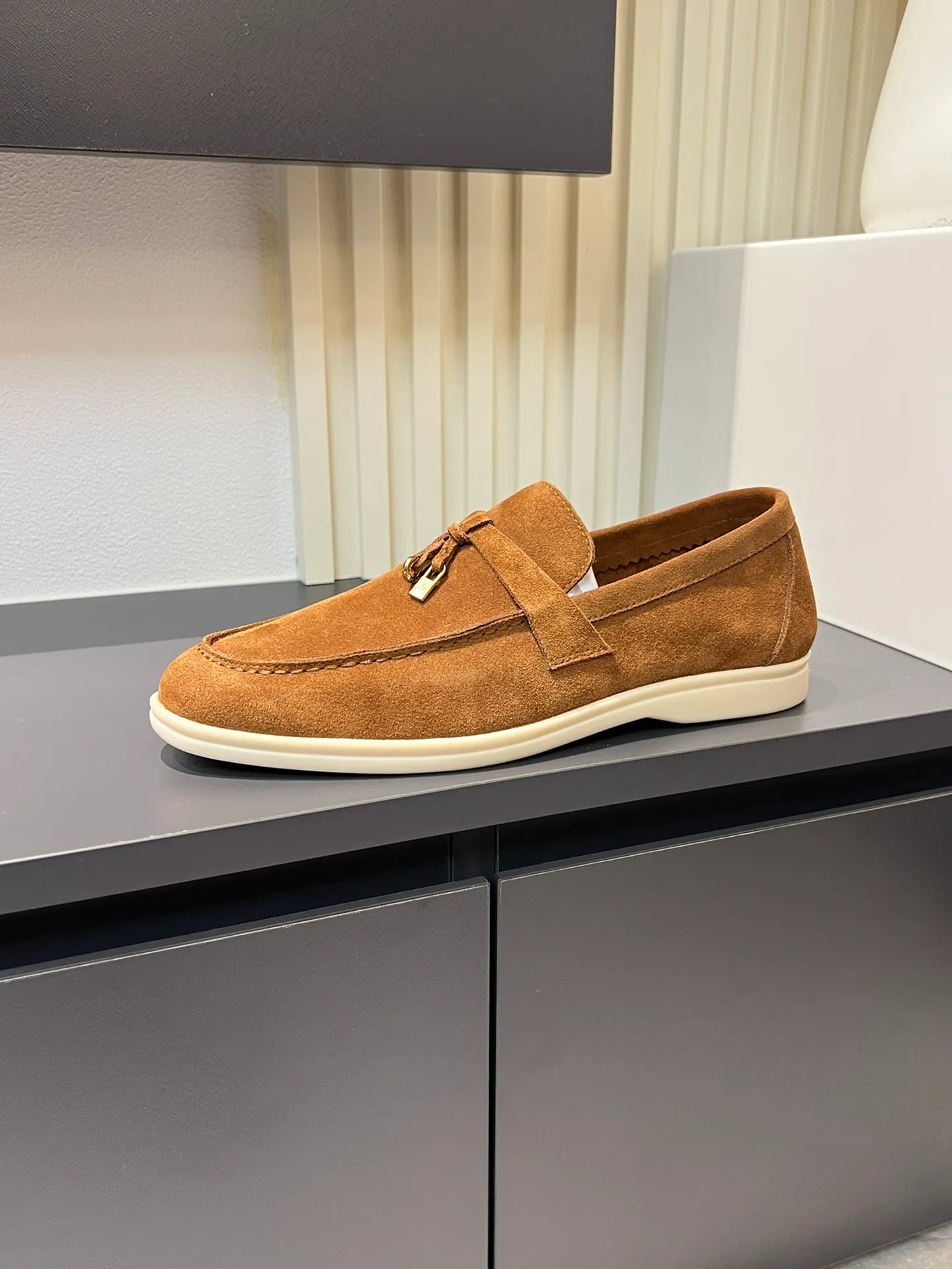 Men's shoes 💰p360 "Loro men's shoes 💰pian'*" Classic L men's shoes for couples 💰p Top version British flat loafers, a must-have item in old money style, the minimalist design is eye-catching and durable, a plus point for dressing The soft foot feel and texture are outstanding. They don’t scratch your feet and are very nice. They are matched with soft and waxy soles. They can be worn daily for a long time without getting tired. They are easy to wear, versatile and classic items, with perfect foot feel and texture! Imported cashmere fabric, the lining is made of imported A-grade water-dyed cow lining, the top version of the genuine leather midsole is sewn with pure handmade mark thread! Size: Female 35-40 (34. Customized) Male 38-44 (45.46. Customized)